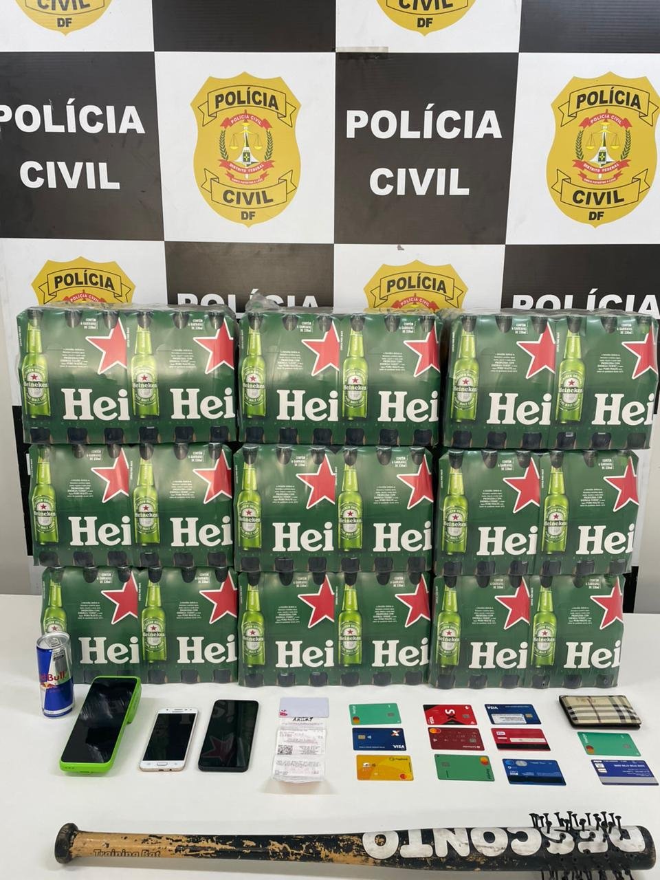 Homem é preso após comprar 216 garrafas de cerveja com cartões clonados no DF
