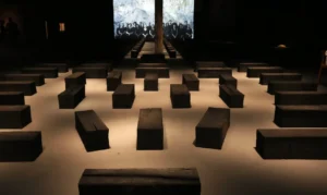 Grada Kilomba leva ao Sesc Pompeia instalação sobre tráfico negreiro