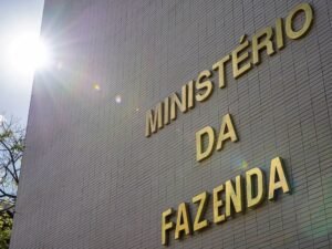 Fazenda reduz projeção de variação do PIB no ano de 2,3% para 2%