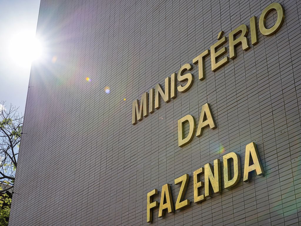 Fazenda reduz projeção de variação do PIB no ano de 2,3% para 2%