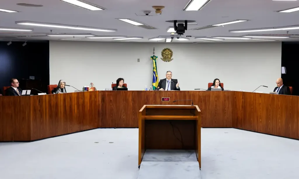 Ex-ministros do STF pedem apuração rigorosa de denúncias na Corte