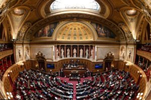 Ultradireita forma bancada no Senado da França pela 1ª vez, em meio a acusações de antissemitismo