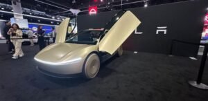 Tesla lança 'robotáxi sem volante' e vira alvo de investigação nos EUA