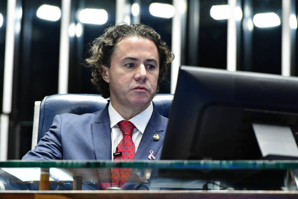 Senador envia R$ 210 milhões em emendas a obra que contratou empresas de ex-funcionário na Paraíba