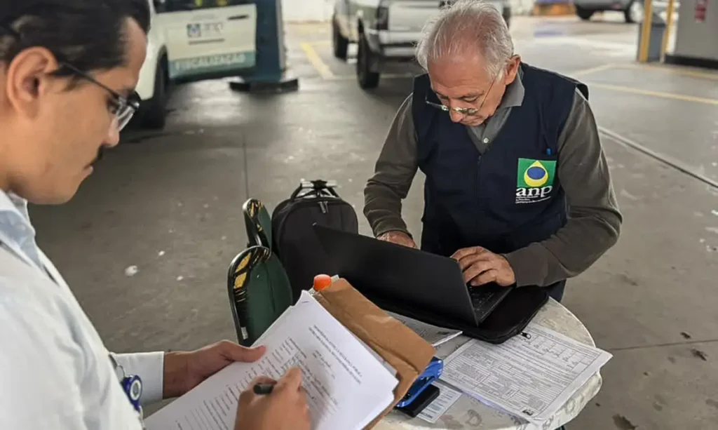 ANP multa distribuidoras por alta abusiva de combustíveis