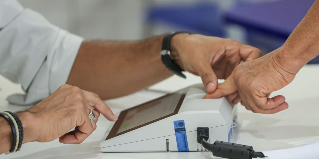 Eleitores vão às urnas neste domingo para escolher o presidente do país
