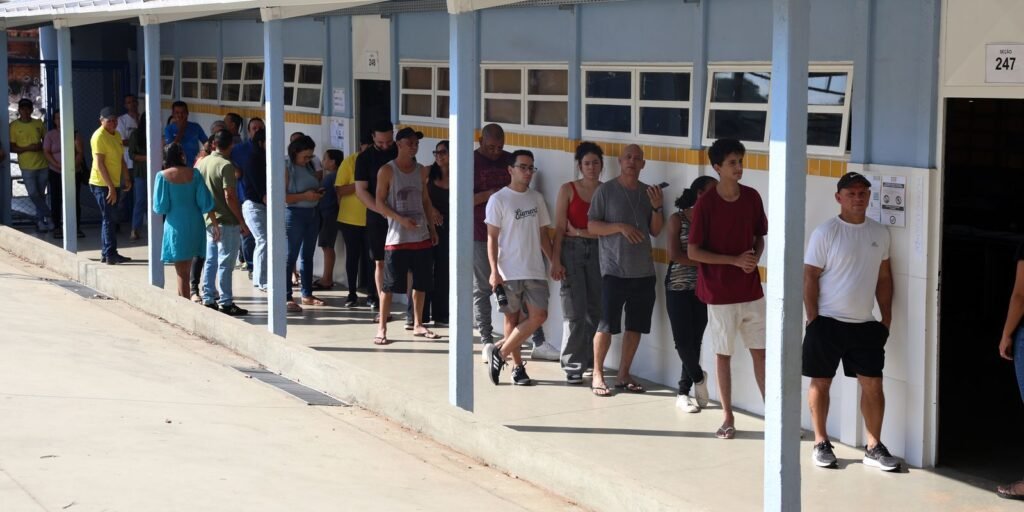 No DF, eleitores chegam cedo às urnas e incentivam brasileiros a votar