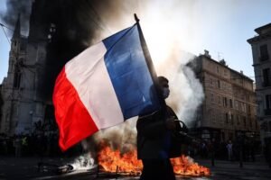 França mobiliza 70 mil policiais, drones e helicópteros para conter violência nos protestos