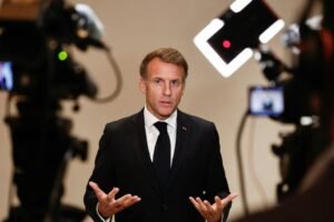 Macron proíbe protestos ‘ilegítimos’, e lojas se preparam em meio a temor de nova onda de violência