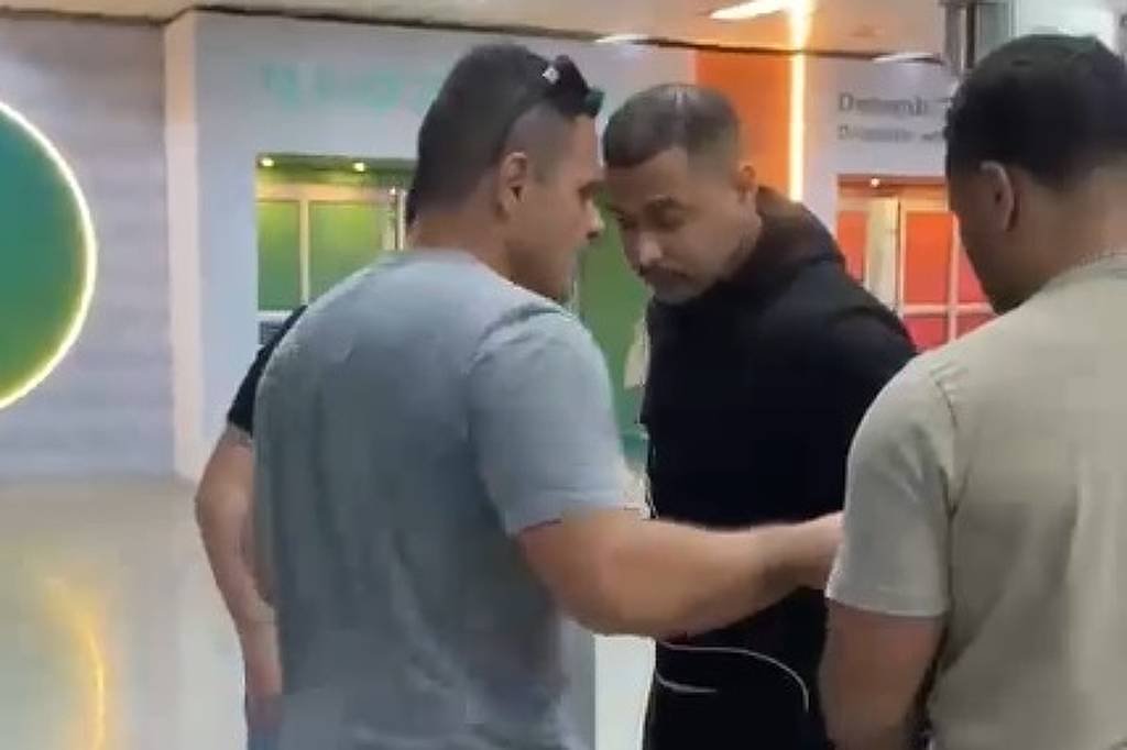 Suspeito de chefiar CV em comunidade é preso no desembarque de aeroporto no RJ