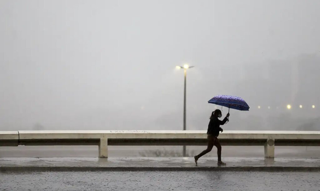 Chuvas diminuem no país, mas temporal persiste no Sul