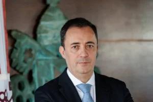 Reitor da PUCPR morre nos EUA atingido por pedaço de telhado arrancado pelo vento Polícia americana relata ventos fortes acidente