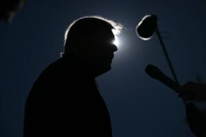 Falso Donald Trump está atrás das grades em uma praça de Teerã