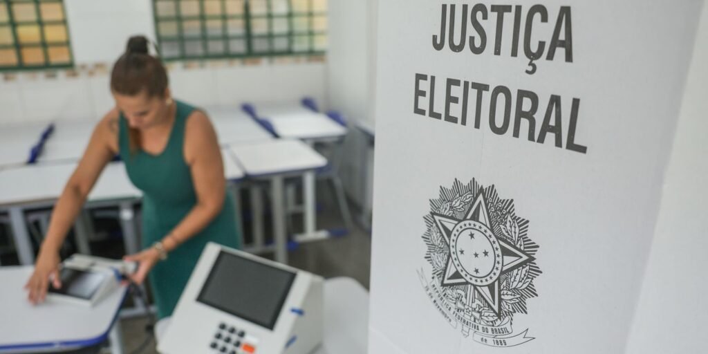 Eleitores chegam cedo às urnas no MA; votação começa com filas