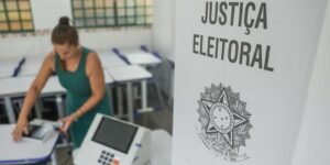 Eleitores chegam cedo às urnas no MA; votação começa com filas