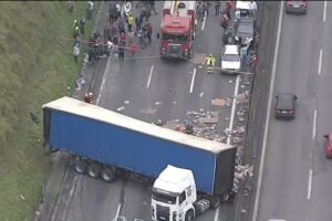 Acidente entre carreta e carro bloqueia a rodovia Raposo Tavares, em Cotia (SP)