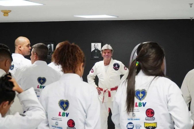 Luiz Fux faz demonstração de jiu-jítsu com crianças no STF