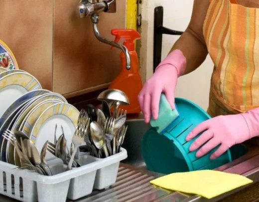 Mulher preparando café da manhã em uma cozinha, em imagem ilustrativa sobre trabalho doméstico.