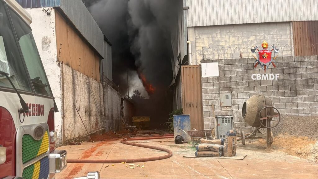 Incêndio atinge galpão em Ceilândia