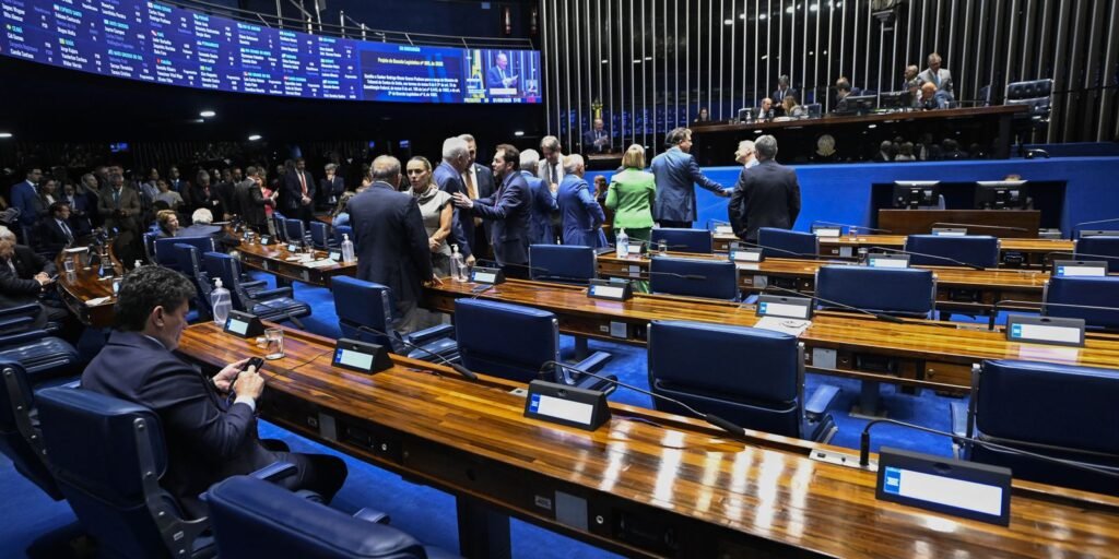 Oposição quer adiar debate sobre fim da escala 6X1