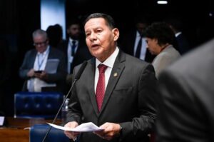 Hamilton Mourão dá o único voto não ao fim da escala 6x1