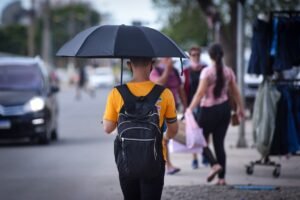 Frente fria pode provocar tempestades em 104 cidades de Goiás; veja lista ventos acima de 60 km/h, raios e queda de granizo