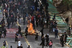 Confrontos entre estudantes e polícia no Chile em protesto contra possíveis cortes na educação
