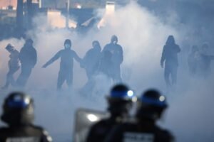 Protestos estudantis se espalham pela França em meio a confrontos com a polícia