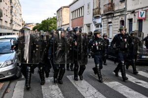 Adolescente perde uma mão durante protestos estudantis na França