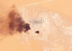 Arábia Saudita bombardeia houthis com 100 aviões