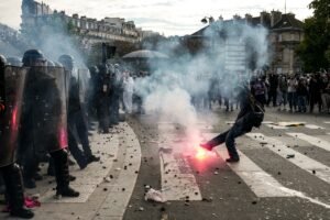 Irã convoca embaixador francês devido à repressão aos protestos estudantis na França