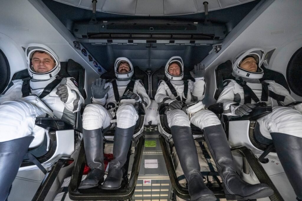 Quatro astronautas da Crew-12 retornam à Terra