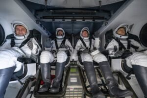 Quatro astronautas da Crew-12 retornam à Terra