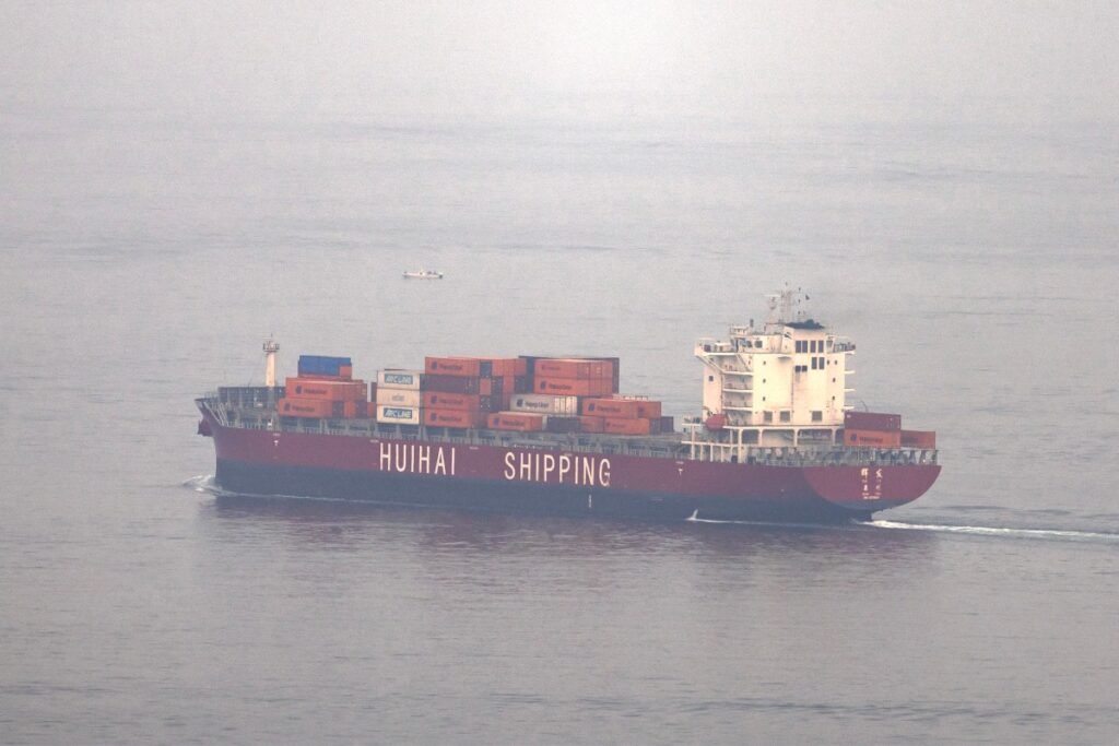 iPhones ficam à deriva no Estreito de Ormuz após navio ser atingido por mina