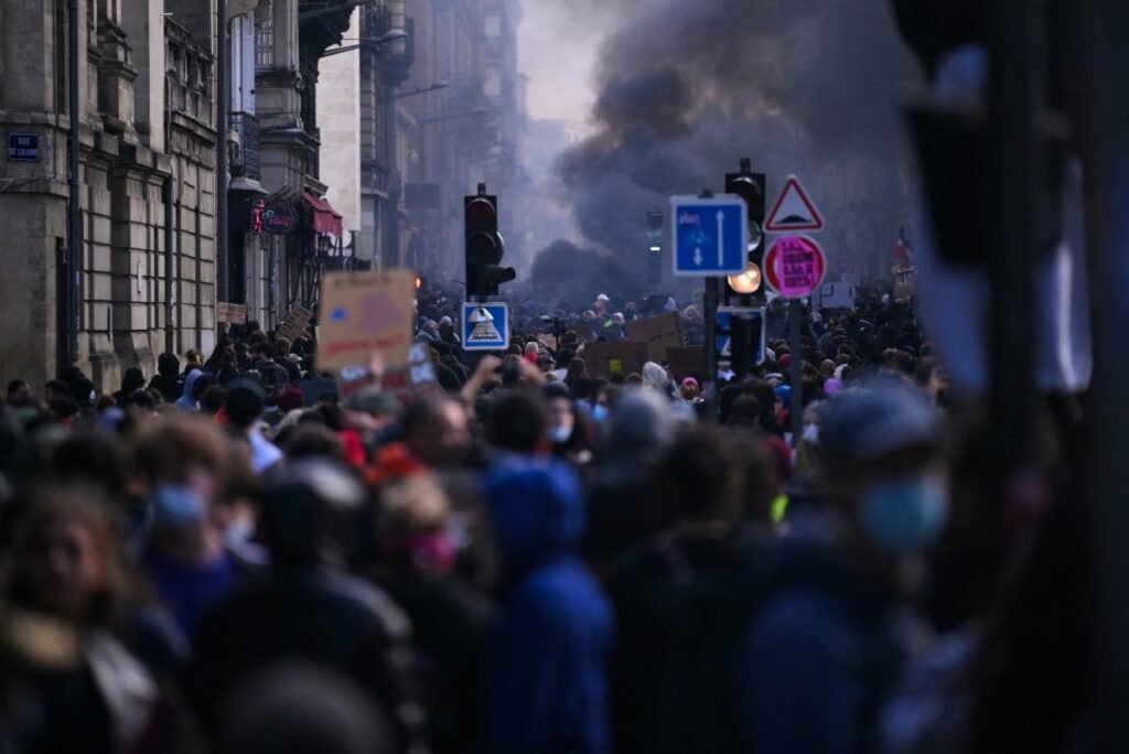 França: manifestantes protestam contra o aumento do custo de vida e se unem aos estudantes