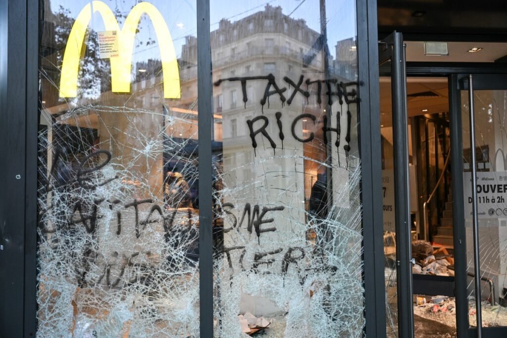 França tem 1 morto, mais de 500 policiais feridos e 1.800 presos após protestos