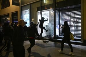 França tem 1 morto, mais de mil policiais feridos e 2.400 presos após protestos