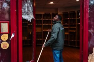 Imigrantes ou extrema esquerda? Duas visões sobre os distúrbios na França