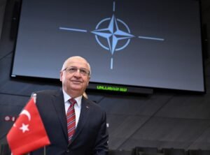 Exército turco permanecerá no Iraque e na Síria, afirma ministro à AFP