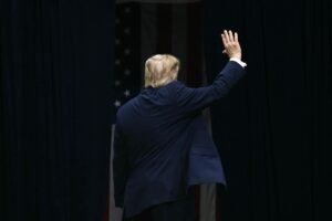 Premiê britânico discute projeto petrolífero nas Malvinas em conversa com Trump