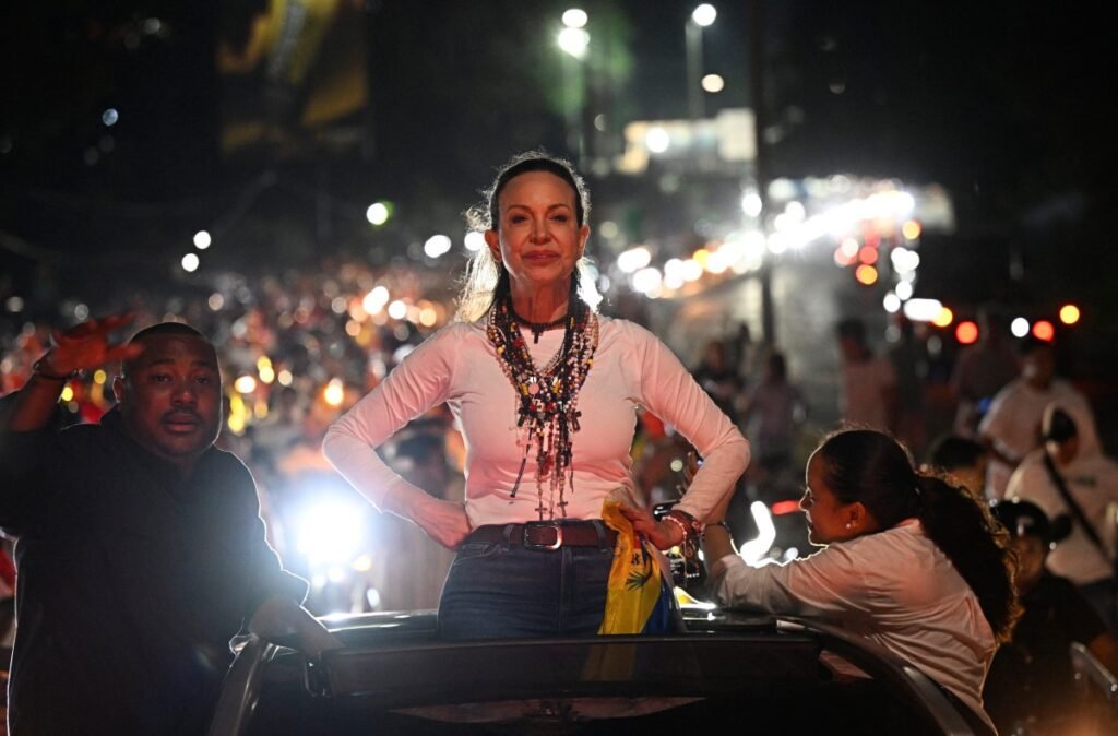 María Corina Machado retorna à sede de seu partido em Caracas