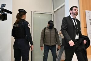 Três policiais franceses são julgados pela morte de entregador em 2020