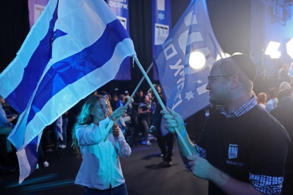 Bloco da oposição lidera por margem estreita nas legislativas de Israel