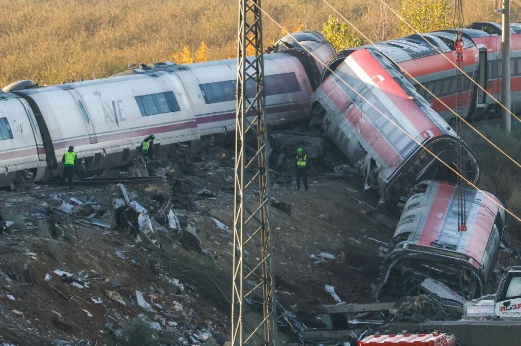 Espanha de luto após colisão de trens que deixou 68 mortos