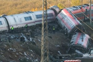 Espanha de luto após colisão de trens que deixou 68 mortos
