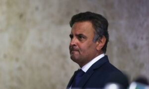 Objetivo é fazer reforma política com transição em 2030 para implementar em 2034, diz Aécio