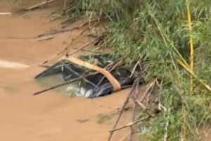 Bombeiros resgatam corpo em carro arrastado pela chuva em Pinhalzinho (SP)