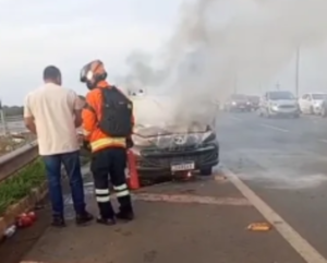 Carro pega fogo na DF-480 e provoca interdição de faixas no Gama
