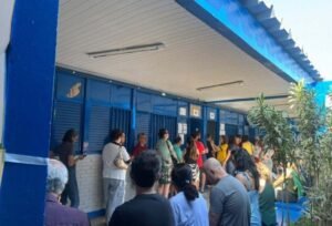 Eleitores aguardam para votar na Escola Canadense de Brasília, no Setor de Indústrias Gráficas, durante o segundo turno das eleições de 2026.