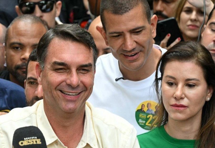 Flávio Bolsonaro durante a votação do segundo turno das Eleições 2026 no Rio de Janeiro.